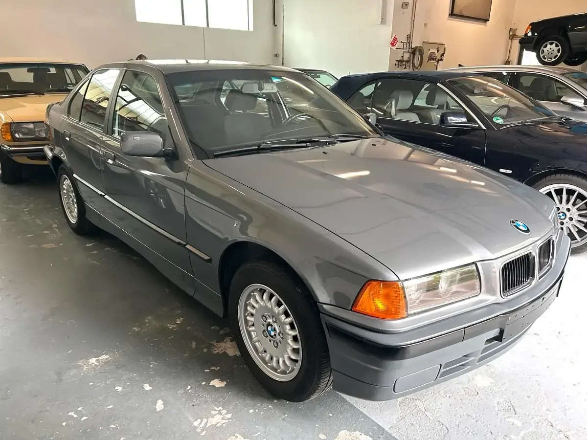 Gebraucht BMW 318 113 PS (83 kW) 1991 Grau Limousine