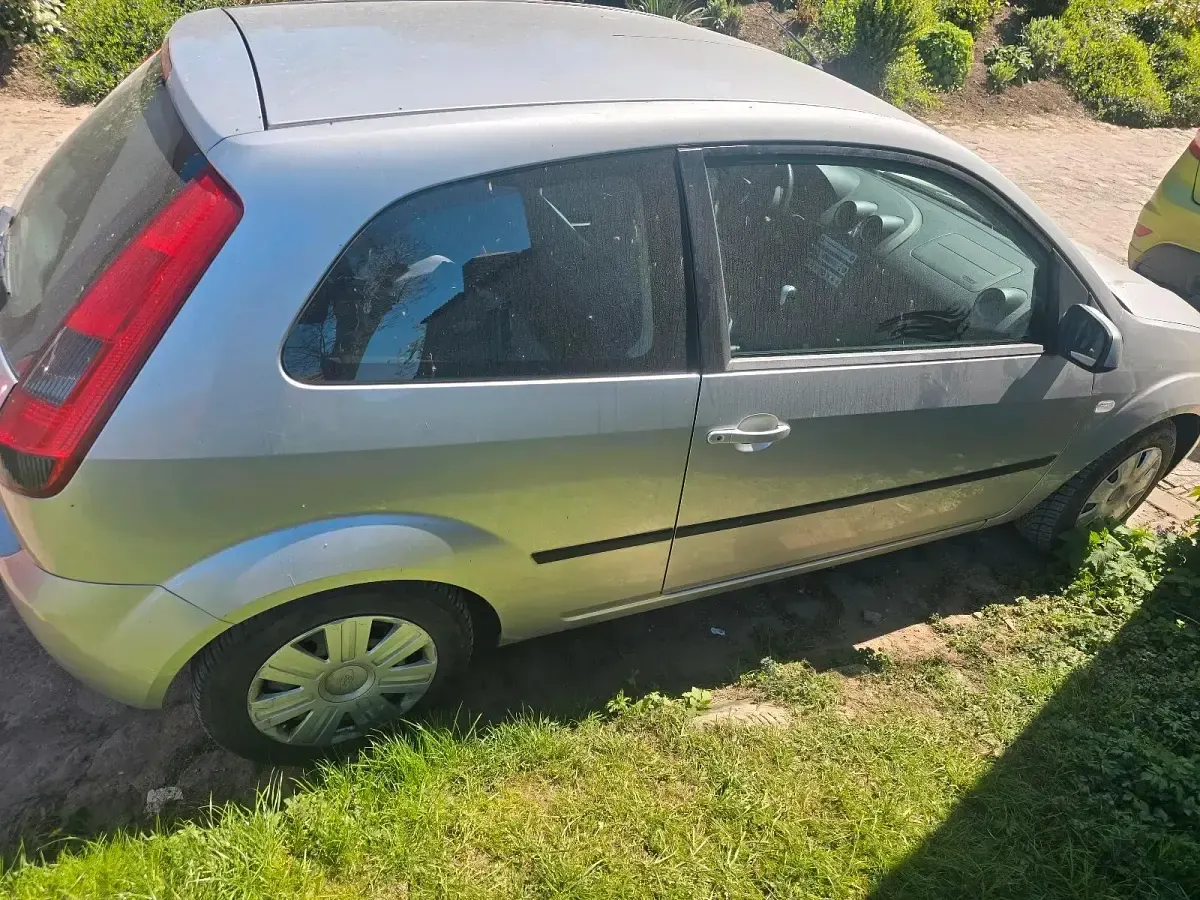 Gebraucht Ford Fiesta 69 PS (50 kW) 2005 Grau Kleinwagen