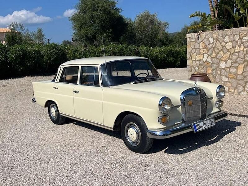 Gebraucht Mercedes 200 95 PS (69 kW) 1966 Beige Limousine
