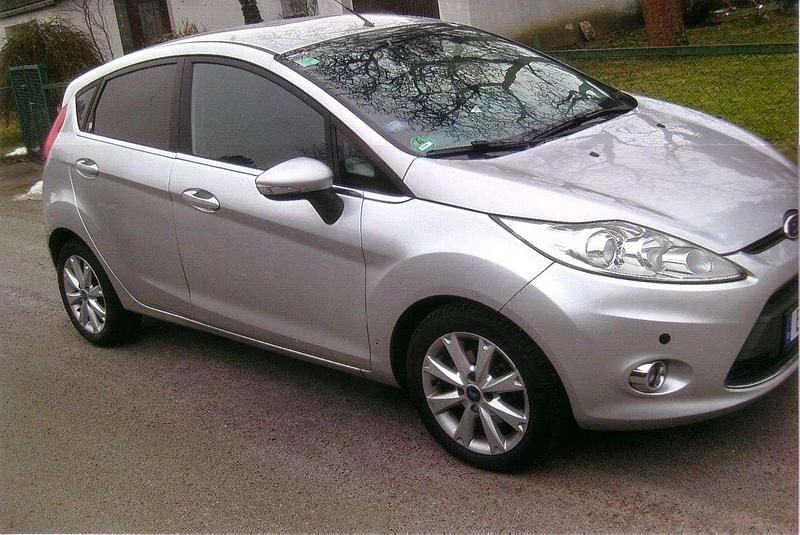 Gebraucht Ford Fiesta Ghia 97 PS (71 kW) 2010 Silber Limousine
