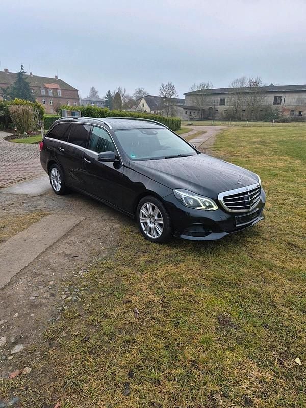 Schwarz Gebraucht 2013 Mercedes E300 Kombi | 11.500 € (Fairer Preis) - Bild 1/4