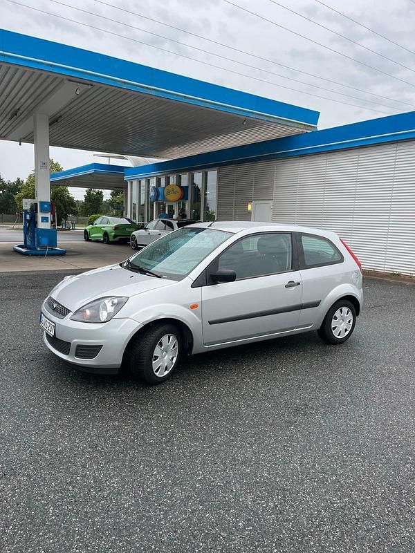 Silber Gebraucht 2006 Ford Fiesta Trend Kleinwagen | 2.000 € (Fairer Preis) - Bild 1/4