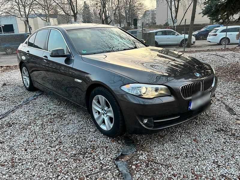 Braun Gebraucht 2012 BMW 520 Limousine | 11.300 € (Etwas zu teuer) - Bild 1/4