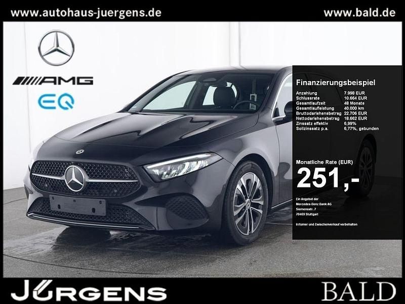 Schwarz kosmosschwarz metallic Gebraucht 2024 Mercedes A180 Progressive Limousine | 30.880 € (Fairer Preis) - Bild 1/4