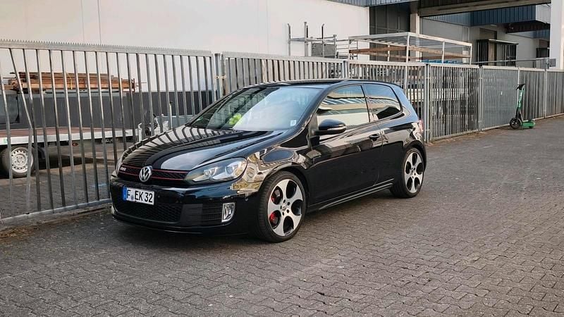 Schwarz Gebraucht 2010 VW Golf VI GTI Kleinwagen | 10.800 € - Bild 1/4