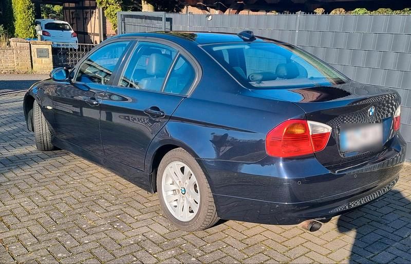 Gebraucht BMW 318 130 PS (95 kW) 2007 Blau Limousine