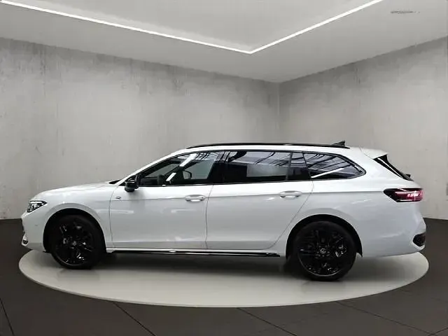 Gebraucht VW Passat R-line 150 PS (110 kW) 2026 Weiß metallic Kombi