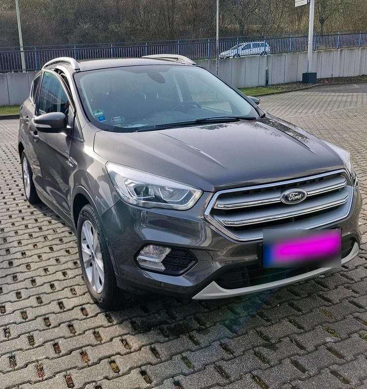 Gebraucht Ford Kuga Titanium 150 PS (110 kW) 2019 Grau SUV