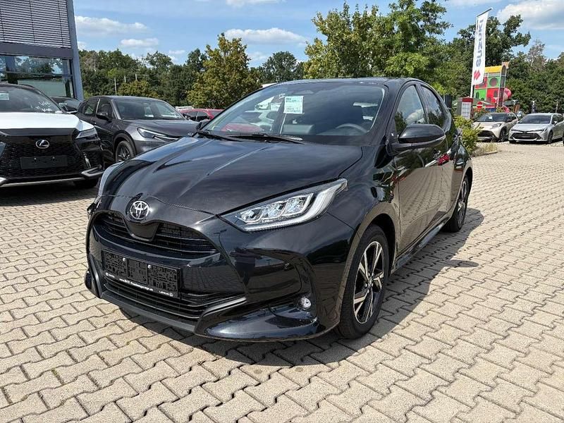 Mysticschwarz mica metallic Neu 2024 Toyota Yaris Hybrid Team Kleinwagen | 21.870 € - Bild 1/4