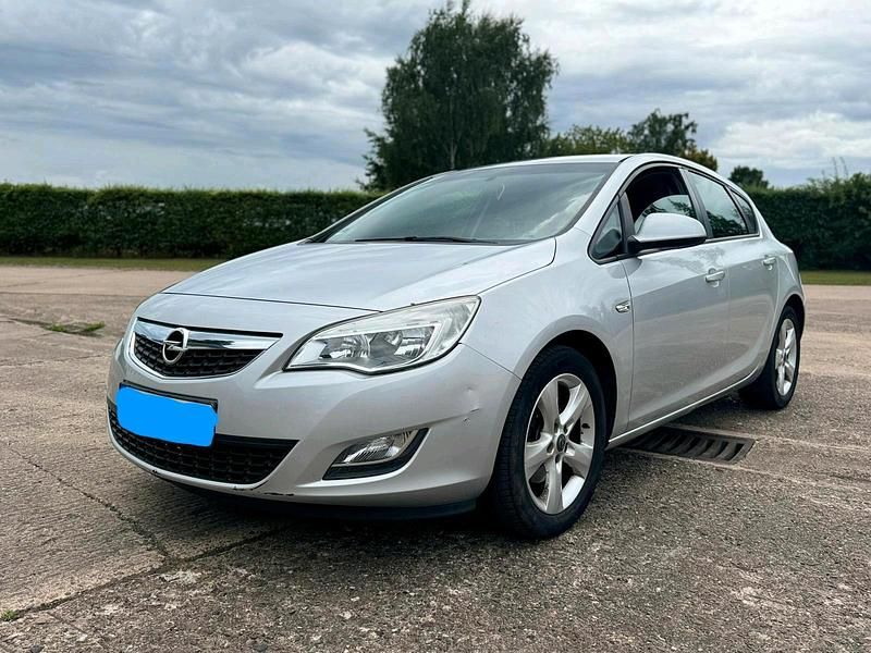 Grau Gebraucht 2012 Opel Astra Limousine | 2.000 € (Superpreis) - Bild 1/4