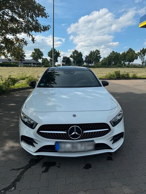 Weiß Gebraucht 2020 Mercedes A250 AMG line Limousine | 27.700 € (Fairer Preis) - Bild 1/4