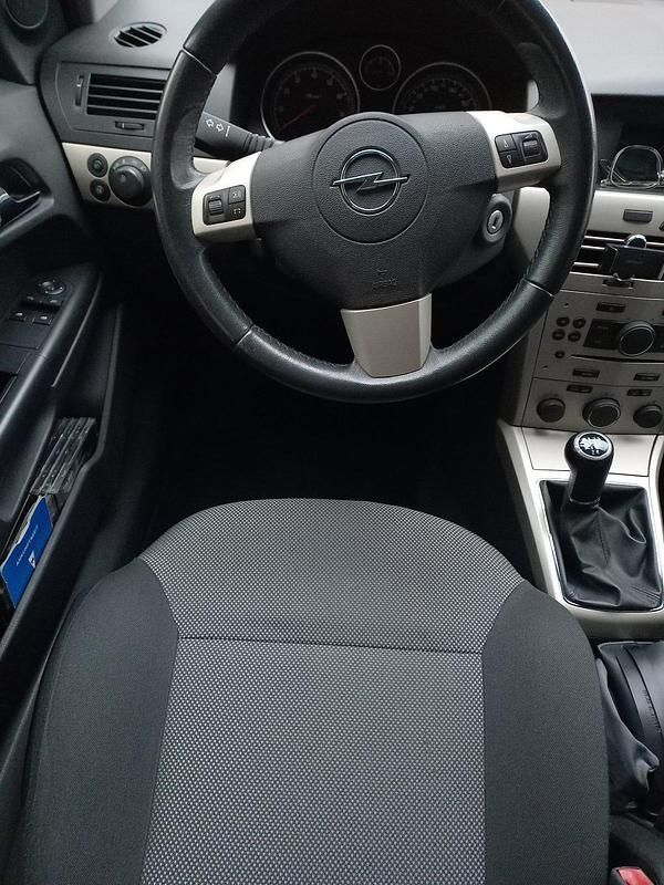 Gebraucht Opel Astra 115 PS (84 kW) 2008 Schwarz Kombi