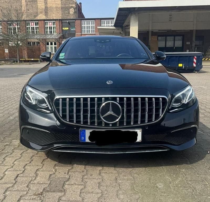 Schwarz Gebraucht 2020 Mercedes E220 Limousine | 33.200 € (Superpreis) - Bild 1/4