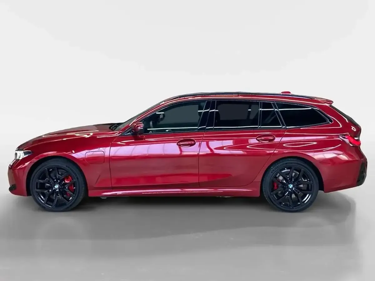 Gebraucht BMW 330e M Sport 292 PS (214 kW) 2024 Rot Kombi