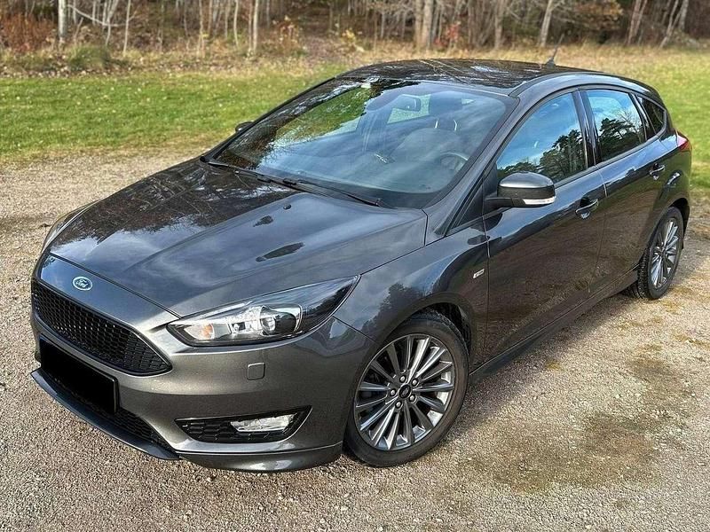 Grau Gebraucht 2018 Ford Focus ST-Line Limousine | 10.450 € (Fairer Preis) - Bild 1/4