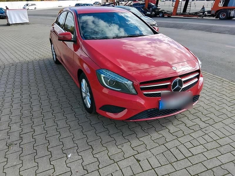 Rot Gebraucht 2013 Mercedes A180 Limousine | 8.500 € (Superpreis) - Bild 1/4
