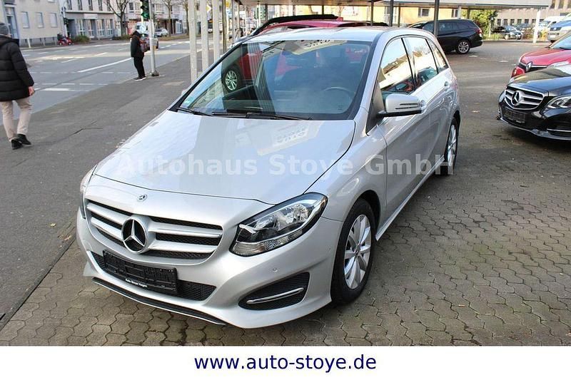 Silber Gebraucht 2018 Mercedes 180 Limousine | 16.499 € (Superpreis) - Bild 1/4