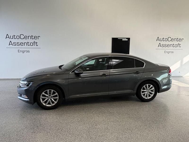 Grau Gebraucht 2016 VW Passat Comfortline Limousine | 9.300 € (Superpreis) - Bild 1/3