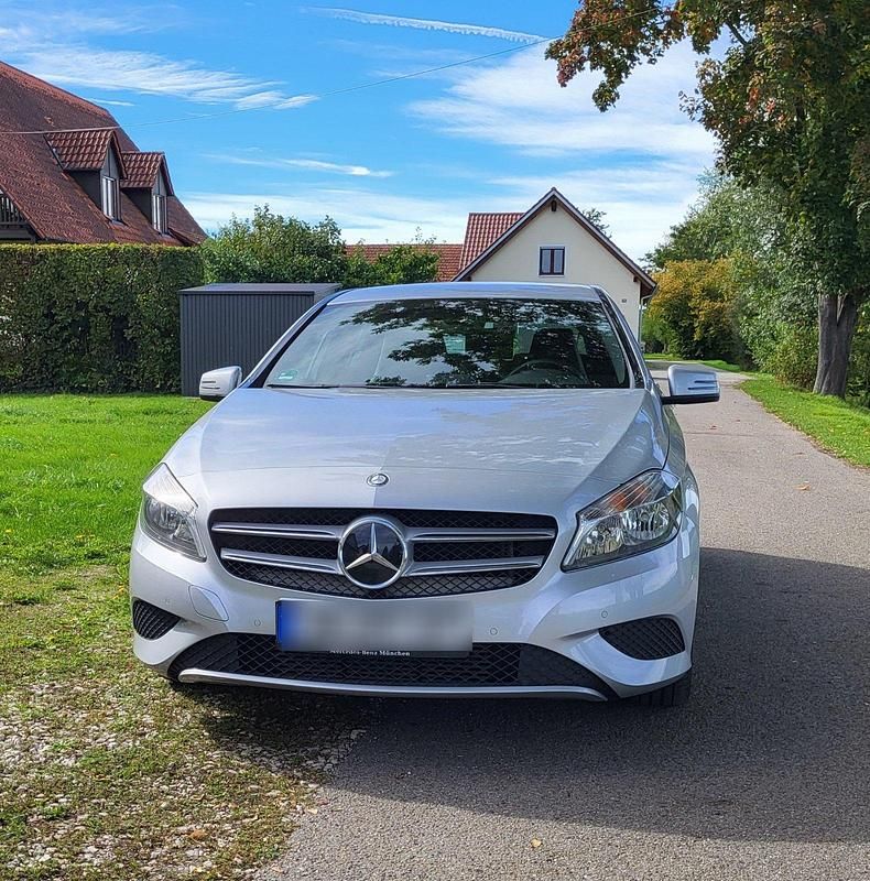 Silber Gebraucht 2015 Mercedes A180 Limousine | 11.100 € (Fairer Preis) - Bild 1/4