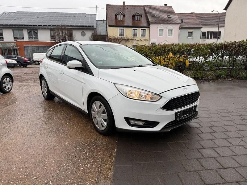 Gebraucht Ford Focus Trend 105 PS (77 kW) 2016 Weiß Limousine