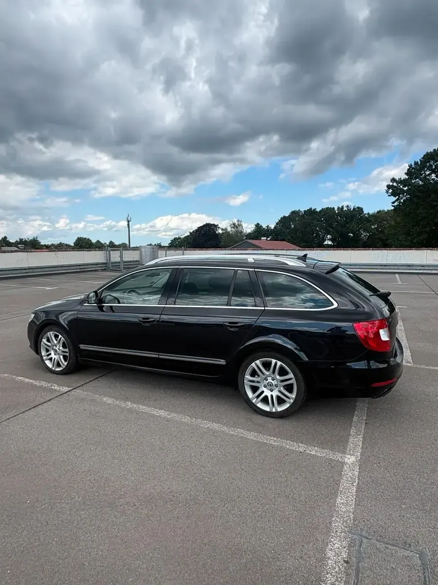 Gebraucht Skoda Superb 170 PS (125 kW) 2011 Schwarz Kombi
