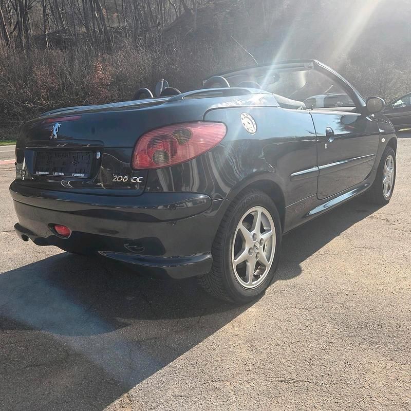 Gebraucht Peugeot 206 CC 101 PS (74 kW) 2004 Schwarz Cabrio
