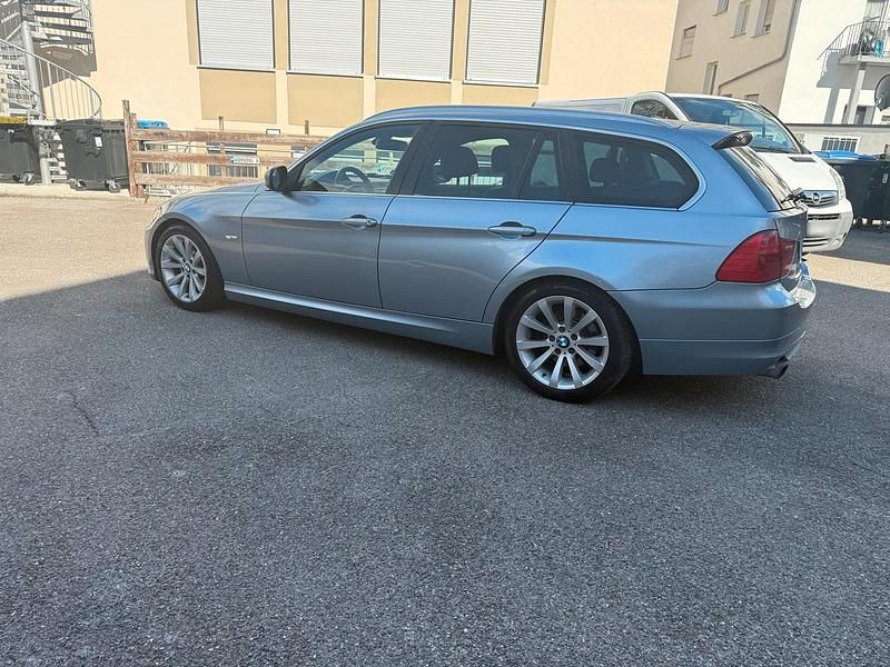 Gebraucht BMW 320 177 PS (130 kW) 2010 Blau Kombi
