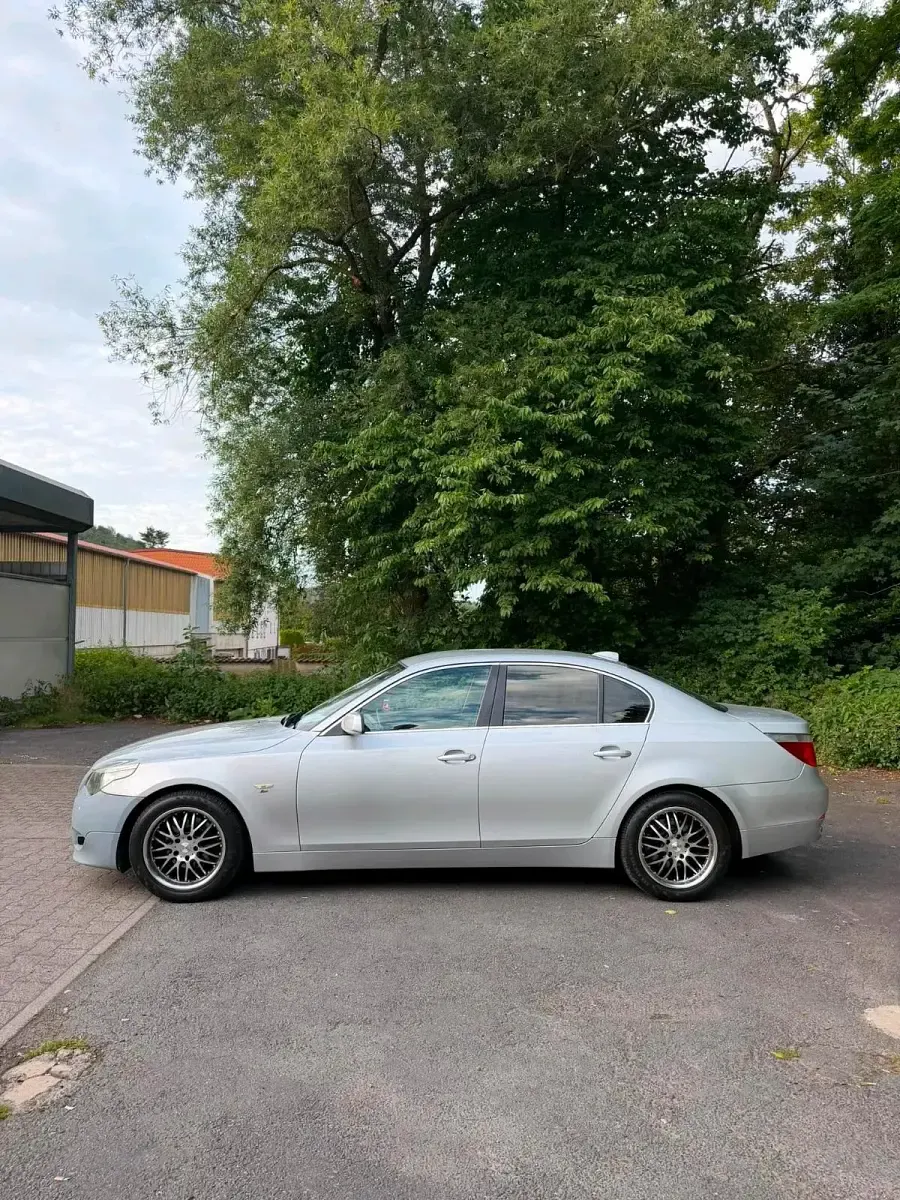 Gebraucht BMW 523 177 PS (130 kW) 2006 Silber Limousine