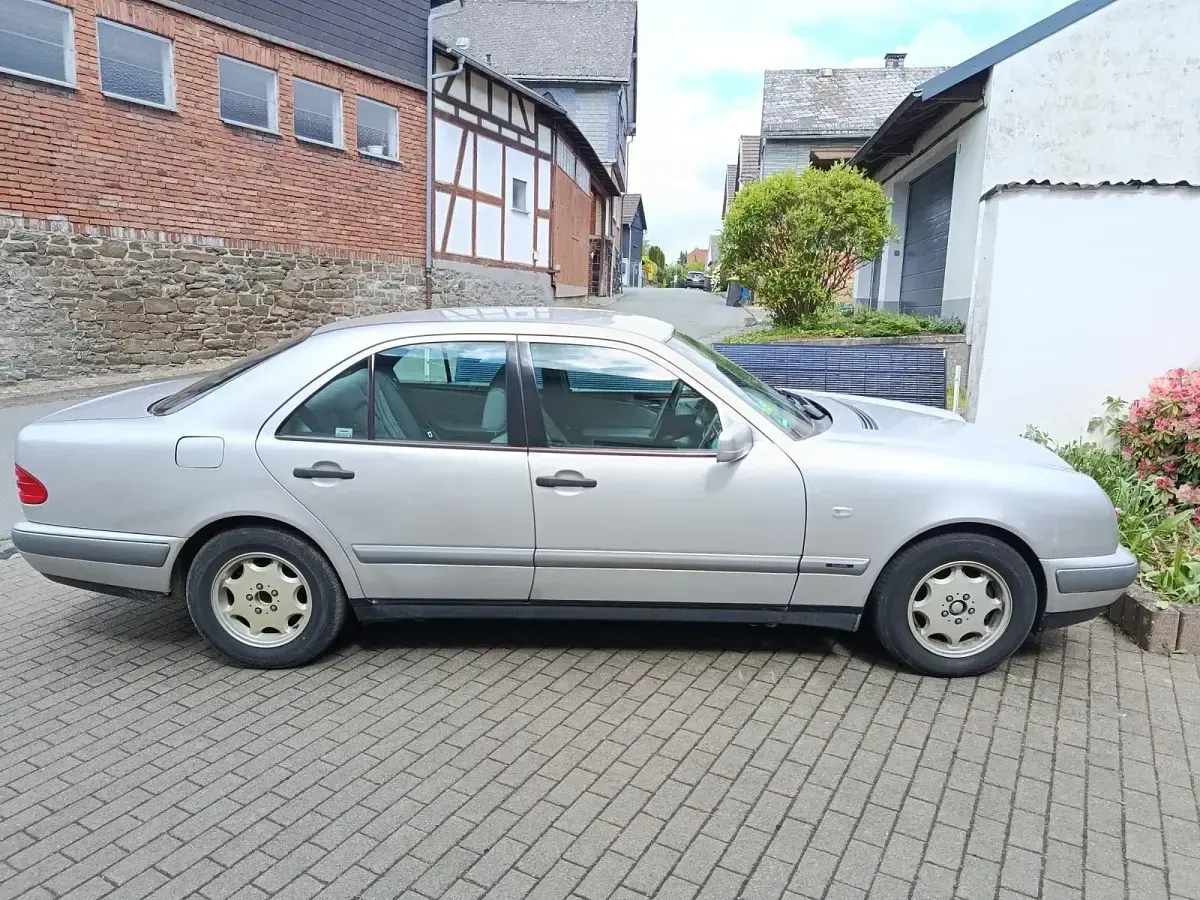 Occasion Mercedes E200 136 ch (100 kW) 1997 Argent Berline