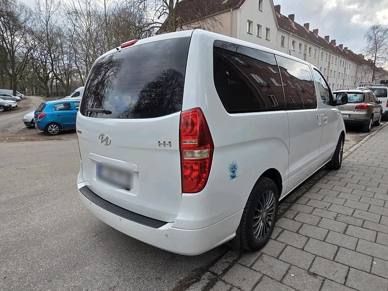 Gebraucht Hyundai H-1 175 PS (128 kW) 2011 Weiß Van / Kleinbus
