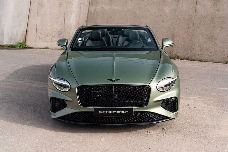 Neu Bentley Continental 650 PS (478 kW) 2026 Grün Cabrio
