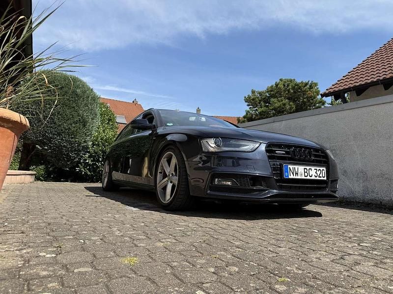 Blau Gebraucht 2011 Audi A4 S-Line Kombi | 11.500 € - Bild 1/4