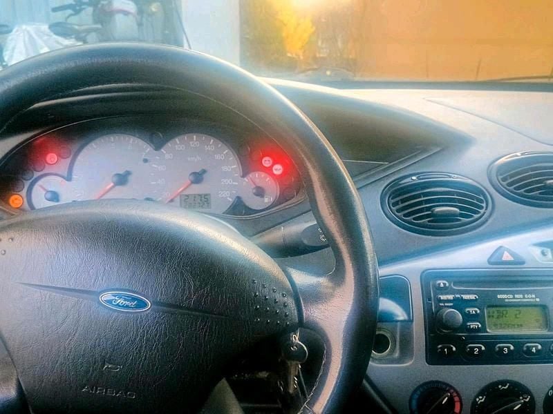 Usata Ford Focus 75 CV (55 kW) 2000 Argento Utilitaria