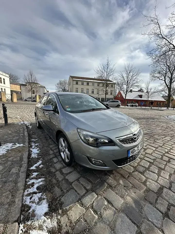 Gebraucht Opel Astra Sport 140 PS (102 kW) 2011 Grau Kleinwagen