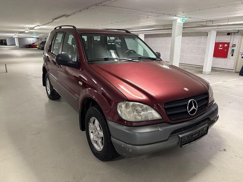 Rot Gebraucht 1999 Mercedes ML320 SUV | 4.500 € (Fairer Preis) - Bild 1/4