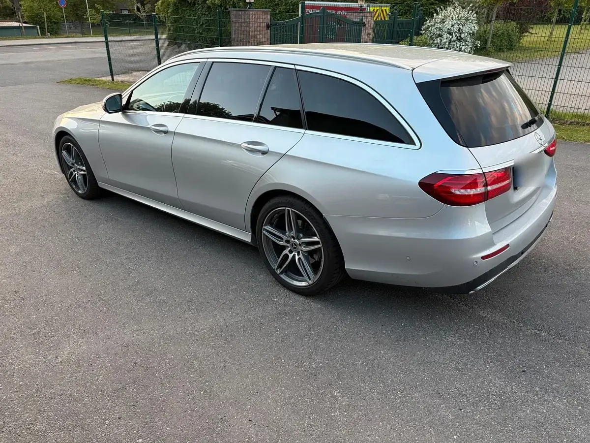 Gebraucht Mercedes E220 197 PS (144 kW) 2017 Silber Kombi