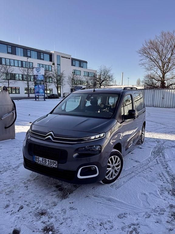 Grau Gebraucht 2023 Citroën Berlingo Feel Van / Kleinbus | 17.390 € (Superpreis) - Bild 1/4