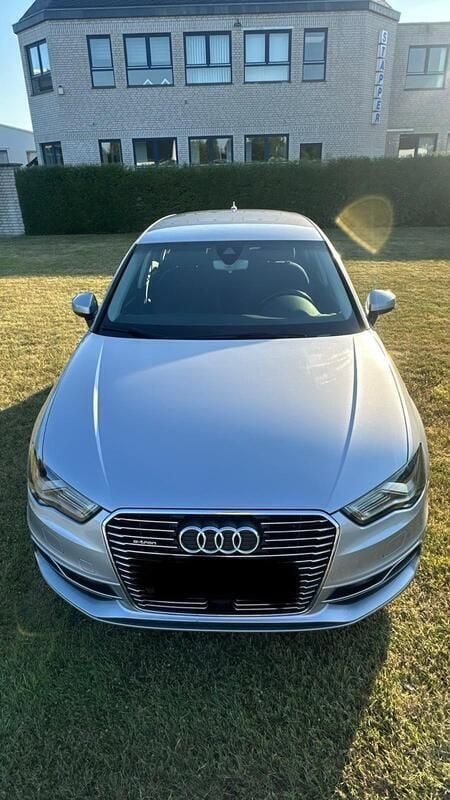 Grau Gebraucht 2015 Audi A3 e-tron Sport Kleinwagen | 9.900 € (Fairer Preis) - Bild 1/4