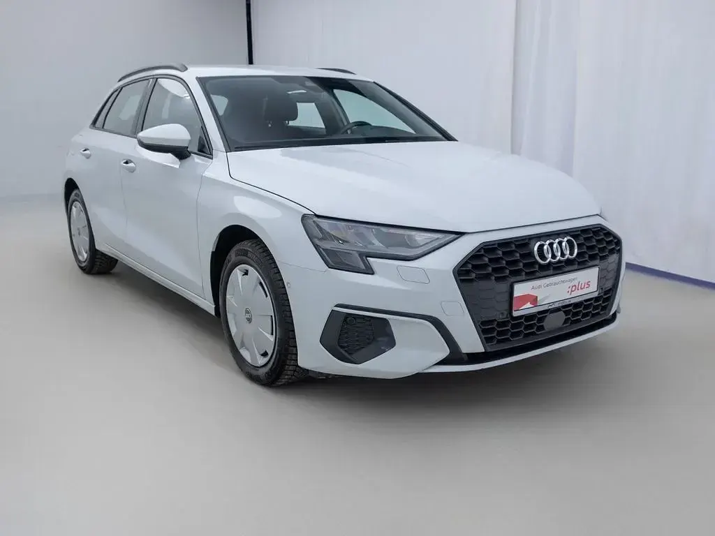 Gebraucht Audi A3 Basis 116 PS (85 kW) 2023 Gletscherweiß metallic Limousine