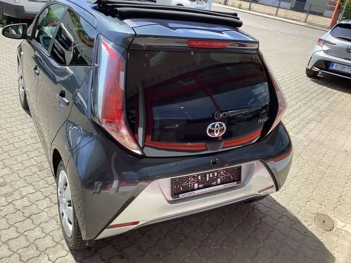 Gebraucht Toyota Aygo X-clusiv 69 PS (50 kW) 2016 Rauchgrau mica Kleinwagen