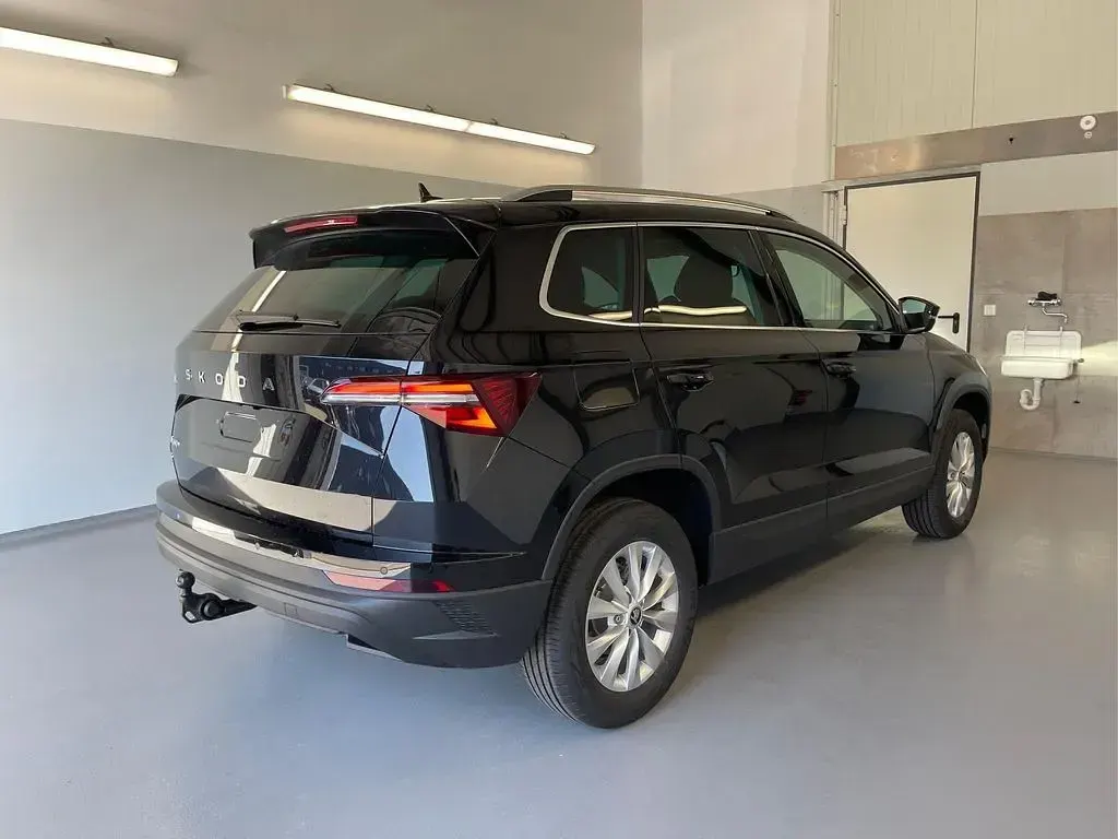 Neu Skoda Karoq Ambiente 150 PS (110 kW) 2026 [8x8x] race blue metallic SUV