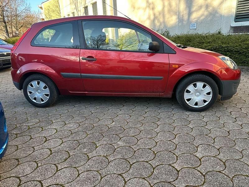 Rot Gebraucht 2006 Ford Fiesta Limousine | 2.399 € (Etwas zu teuer) - Bild 1/4