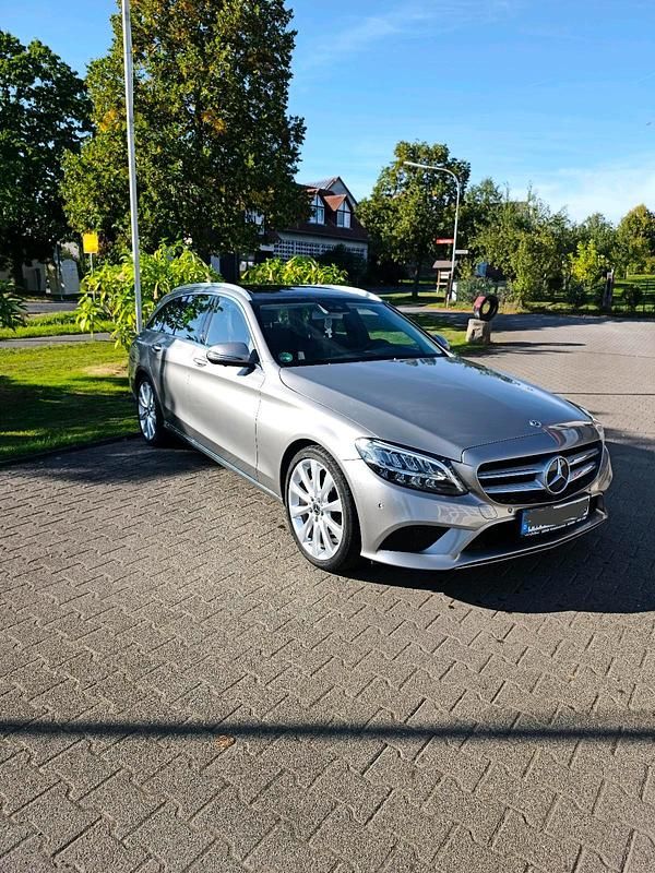 Silber Gebraucht 2018 Mercedes C200 Kombi | 19.950 € - Bild 1/4