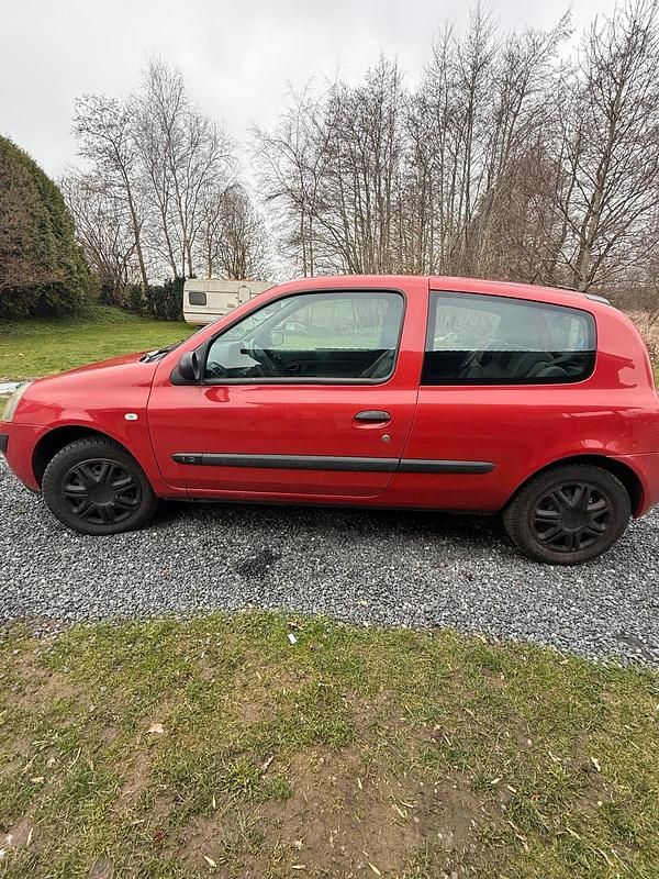 Gebraucht Renault Clio II 58 PS (42 kW) 2004 Rot Kleinwagen