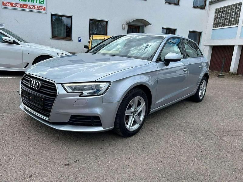 Florettsilber metallic Gebraucht 2017 Audi A3 Sportback Kleinwagen | 12.490 € (Guter Preis) - Bild 1/4