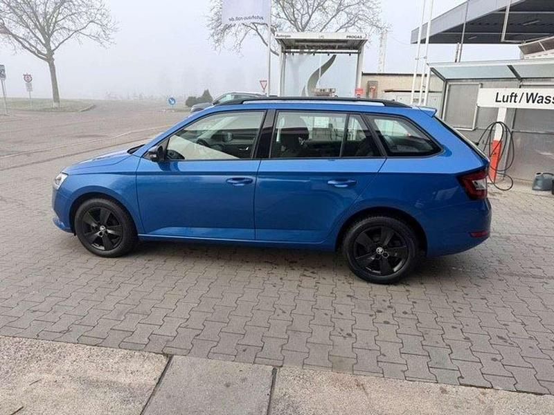 Gebraucht Skoda Fabia Ambition 95 PS (69 kW) 2021 Raceblau metallic Kombi