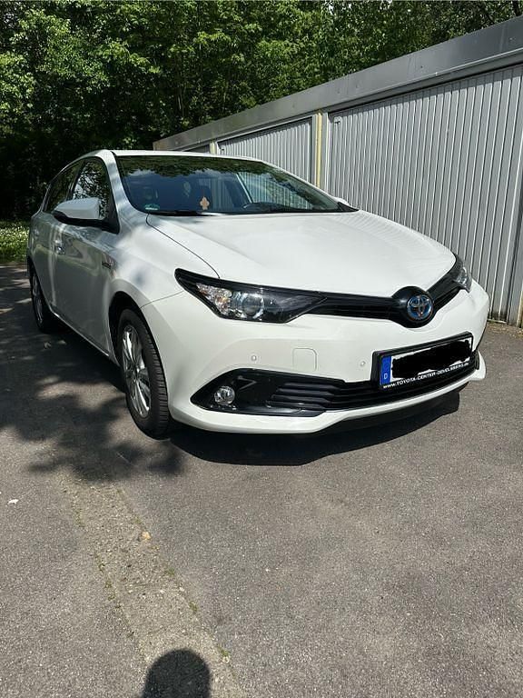 Weiß Gebraucht 2015 Toyota Auris Hybrid Limousine | 13.750 € (Fairer Preis) - Bild 1/4