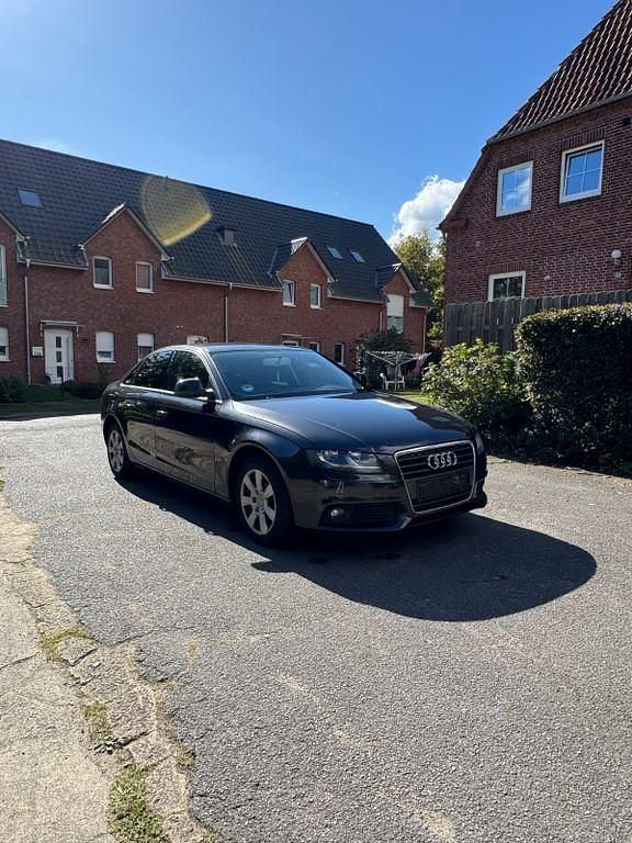 Grau Gebraucht 2009 Audi A4 Limousine | 5.750 € (Guter Preis) - Bild 1/4