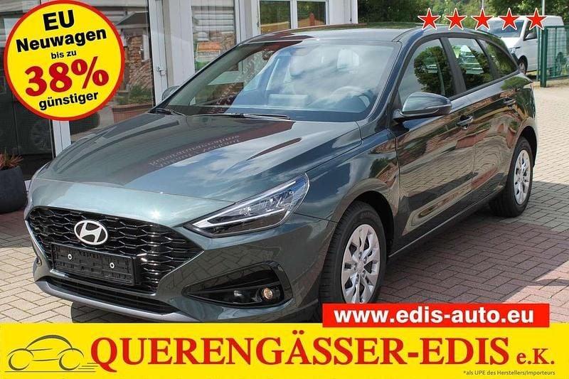 Cypress green Neu 2025 Hyundai i30 Comfort Kombi | 22.990 € (Superpreis) - Bild 1/4