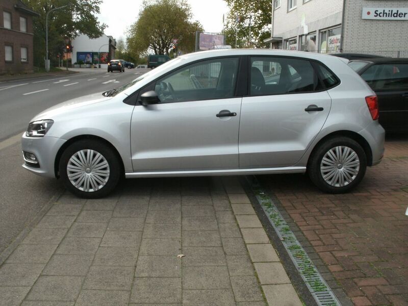 Gebraucht VW Polo Trendline 75 PS (55 kW) 2016 Silber Limousine